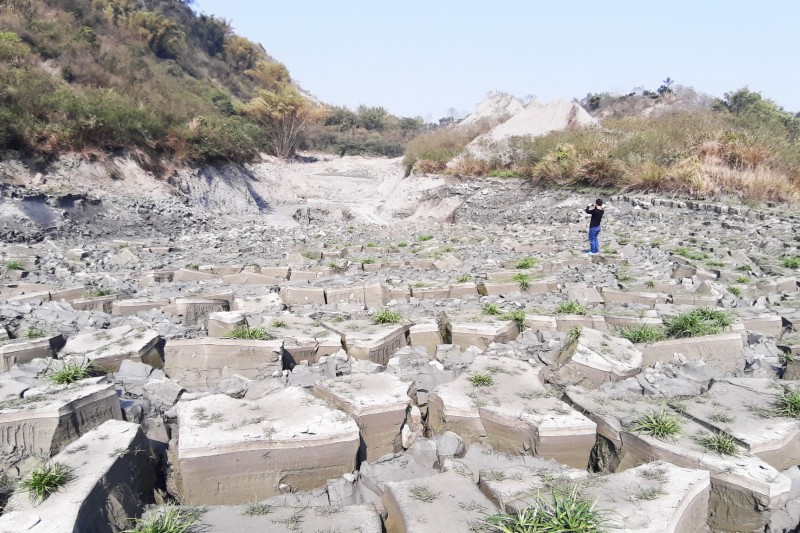 此區大塊裂痕地平常時為牛埔農塘夢幻湖地，當時我們很難想像缺水到如此場景！(圖/龍崎光節 - 空山祭 Longci Light Festival@Facebook提供)