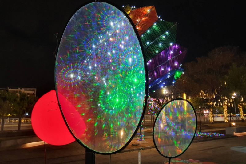 由文化局、建設局、運動局共同舉辦的「映動台中．光織大里」燈會，23日晚上7點在大里運動公園中央廊道舉行點燈儀式-關鍵in-搭配上折射片-更顯出炫目的效果。(圖/台中市政府)