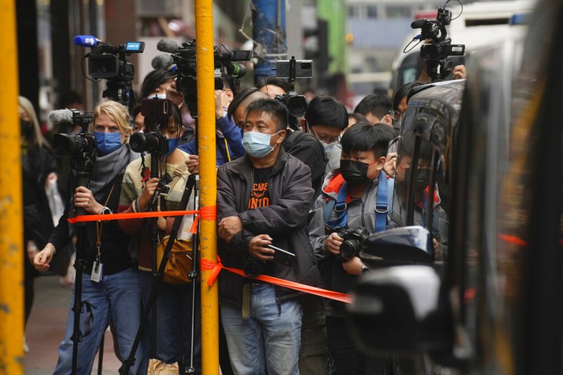 2021年12月29日,香港《立場新聞》辦公室遭到警方搜索,所有媒體都被擋在封鎖線外、不得入內。(美聯社) 2021年12月29日,香港《立場新聞》辦公室遭到警方搜索,所有媒體都被擋在封鎖線外、不得入內。(美聯社)