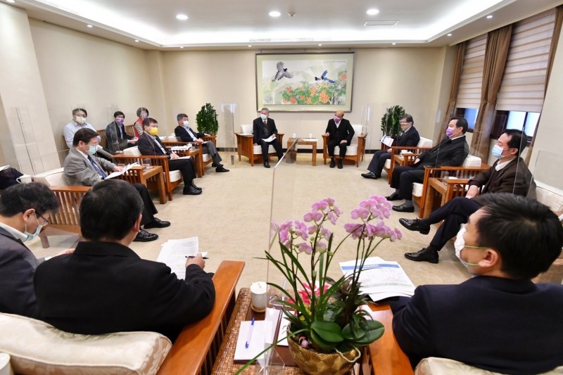 20220103-行政院長蘇貞昌3日表示,有關近日發生的防疫旅宿群聚事件,請指揮中心及地方政府加速完成防疫旅宿查核。(行政院提供) 20220103-行政院長蘇貞昌3日表示,有關近日發生的防疫旅宿群聚事件,請指揮中心及地方政府加速完成防疫旅宿查核。(行政院提供)