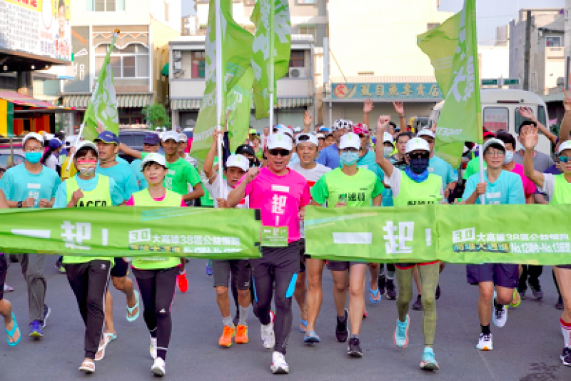 趙天麟與茄萣區長、湖內區長、茄萣路跑團會長、湖內路跑團會長及茄萣舢筏協會會長、湖內月眉慈濟宮主委、茄萣白砂崙萬福宮主委等人一同參與公益路跑。（圖/趙天麟辦公室提供）