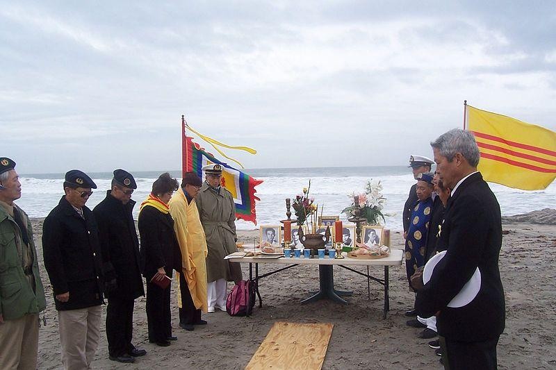 參加西沙海戰的南越海軍老兵悼念戰友,他們在統一後的越南同樣被視為捍衛國土的民族英雄。(作者提供) 參加西沙海戰的南越海軍老兵悼念戰友,他們在統一後的越南同樣被視為捍衛國土的民族英雄。(作者提供)