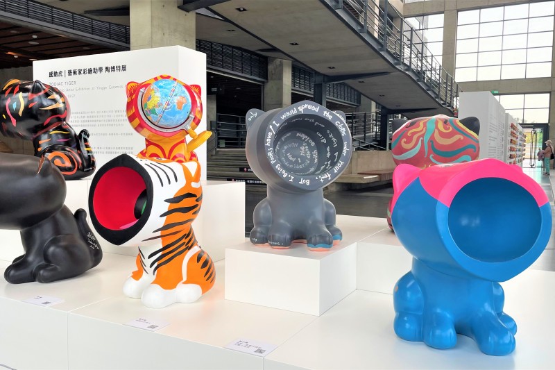入館大廳展示7位藝術家創作「大感動虎」彩繪藝術作品,每隻都有不同寓意,為新年增添喜氣。(圖/新北市政府) 入館大廳展示7位藝術家創作「大感動虎」彩繪藝術作品,每隻都有不同寓意,為新年增添喜氣。(圖/新北市政府)
