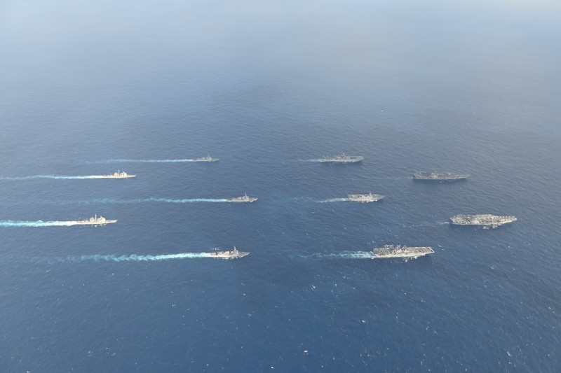 2022年1月,在台灣以東海域進行聯合演練的美軍航母與日本自衛隊日向號。(海上自衛隊) 2022年1月,在台灣以東海域進行聯合演練的美軍航母與日本自衛隊日向號。(海上自衛隊)