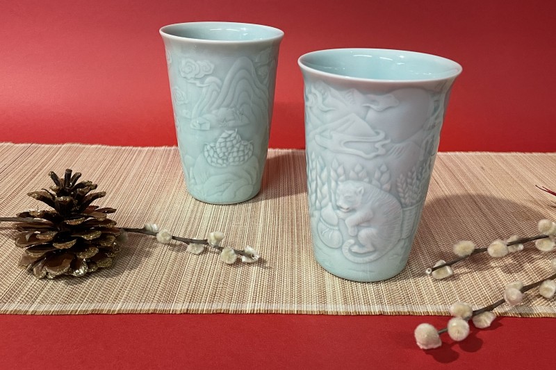 安達窯推出的「猛虎青瓷對杯」，杯身跋山取麥穗的猛虎，祝福順利闖過瞬息萬變的新年。(圖/新北市政府)