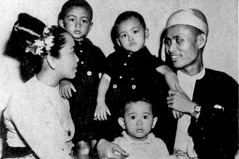 翁山蘇姬(前排中)的全家福(Wikipedia / Public Domain) 翁山蘇姬(前排中)的全家福(Wikipedia / Public Domain)