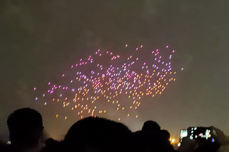 為免昨晚無人機隊操控接點因受干擾而無法成形,讓小戴(戴資穎)發球經典的畫面不見了的掃興事再發生,市府呼籲市民手機開飛航關WiFi。(圖/徐炳文攝)