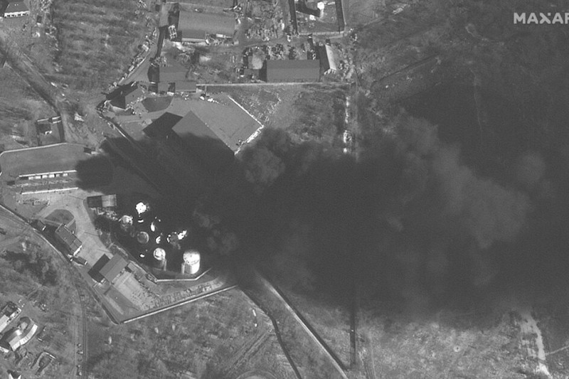 2022年3月10日,因為俄軍攻勢冒出大量濃煙的安托諾夫機場(Antonov Airport)。(美聯社) 2022年3月10日,因為俄軍攻勢冒出大量濃煙的安托諾夫機場(Antonov Airport)。(美聯社)