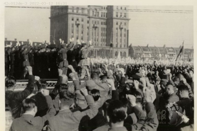 20220315-汪精衛政權對英美宣戰後,淪陷區軍民高呼大亞洲萬歲口號,這些人有不少因為反共來到台灣,成為國民黨內的反美先鋒。(取自國史館) 20220315-汪精衛政權對英美宣戰後,淪陷區軍民高呼大亞洲萬歲口號,這些人有不少因為反共來到台灣,成為國民黨內的反美先鋒。(取自國史館)