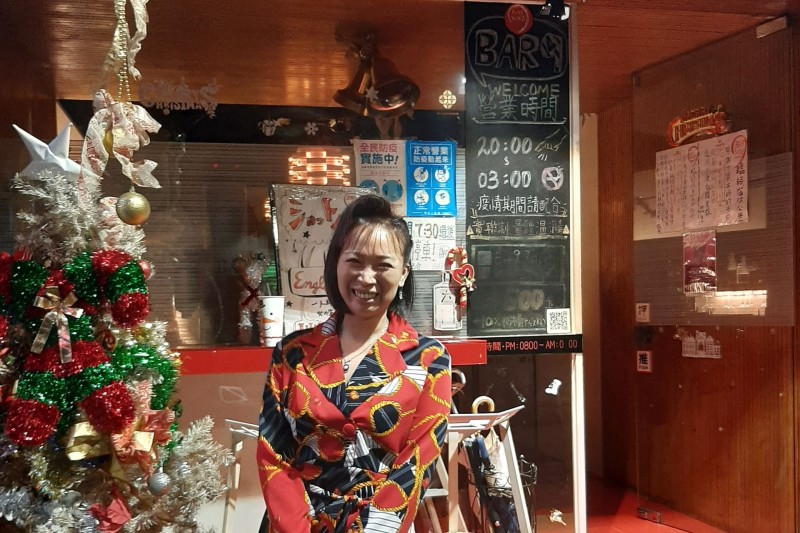 條通日式酒吧“BAR NINE”老闆娘,席耶娜媽媽桑。(圖/香港01提供) 條通日式酒吧“BAR NINE”老闆娘,席耶娜媽媽桑。(圖/香港01提供)