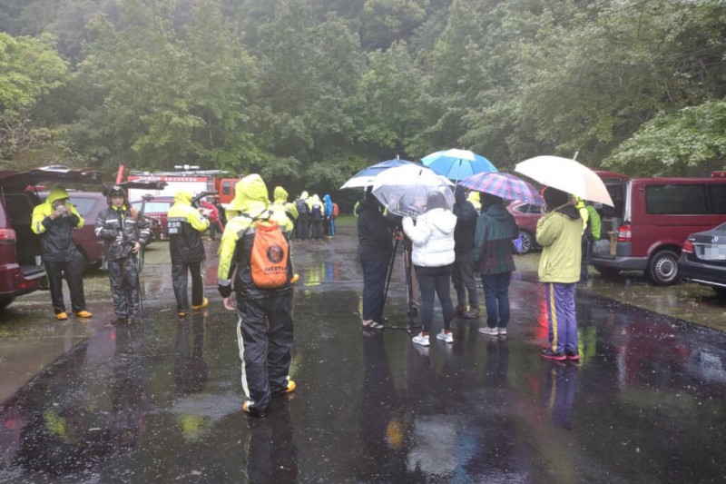 和碩聯合科技公司前副總裁蔡進國26日獨自開車前往新北市三峽滿月圓登山失聯,警消28日動員多人擴大兵分7路搜救。(新北市消防局提供) 和碩聯合科技公司前副總裁蔡進國26日獨自開車前往新北市三峽滿月圓登山失聯,警消28日動員多人擴大兵分7路搜救。(新北市消防局提供)
