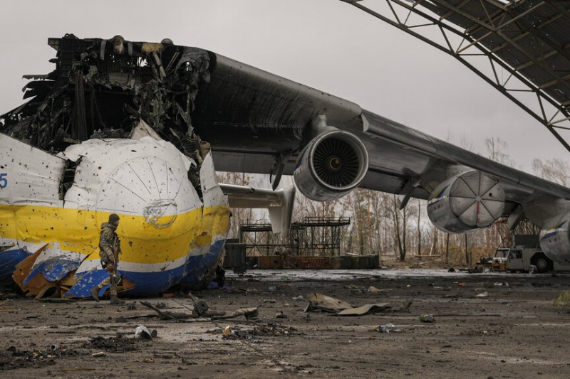 2022年4月2日，遭到俄軍炸毀的安托諾夫安-225（Antonov An-225）運輸機殘骸。（美聯社）