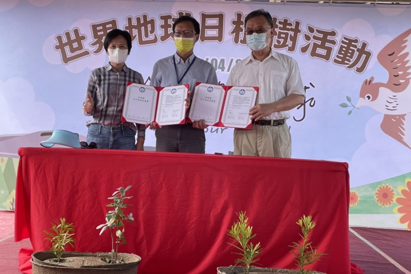 世界地球日 422展現官民合作 盼水寶盆帶動全民植樹環境意識。(圖/陳又嘉攝)