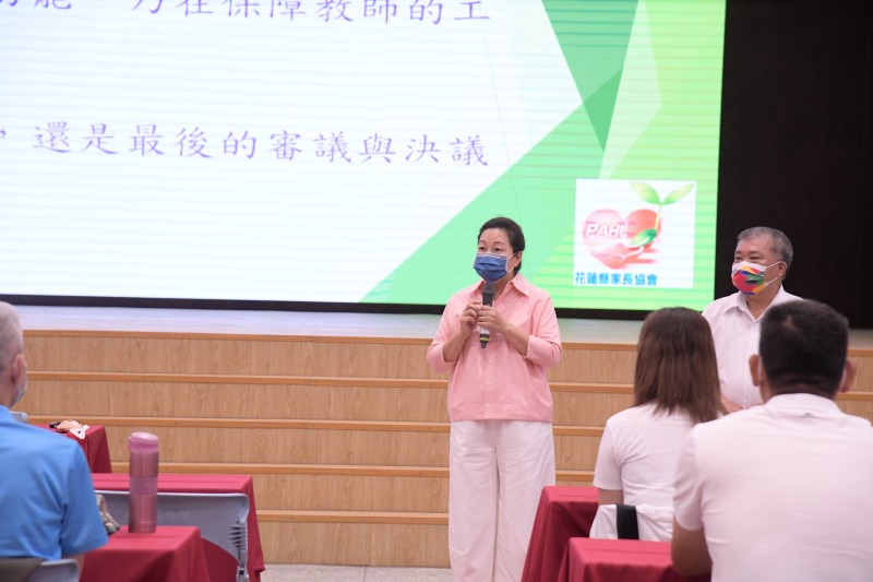 花蓮縣家長協會辦理111年愛你一輩子守護團「家長教育共識營」縣長徐榛蔚前往致詞。(圖/花蓮縣政府新聞科提供)