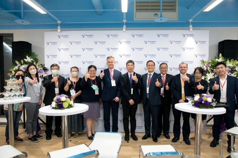 有勁基因創業長 詹佳翰 博士(中)英國在台辦事處代表 John Dennis左)及台灣精準醫療產業協會理事長 李鍾熙共同於開幕合照(圖/業者提供)
