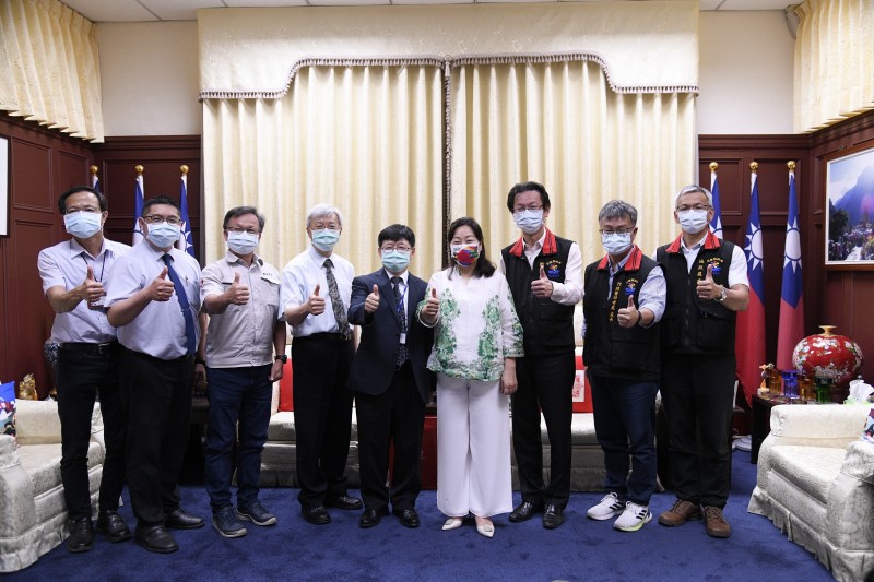 花蓮縣長徐榛蔚會見門諾醫院總執行長張文信、院長吳鏘亮,暢談壽豐鄉銀青共好創生願景。(圖/花蓮縣政府新聞科提供)