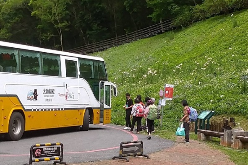 花蓮縣政府推動友善觀光,協調市區客運業者,特別試辦客運310A返程增加繞駛布洛灣行程。(圖/花蓮縣政府建設處提供)