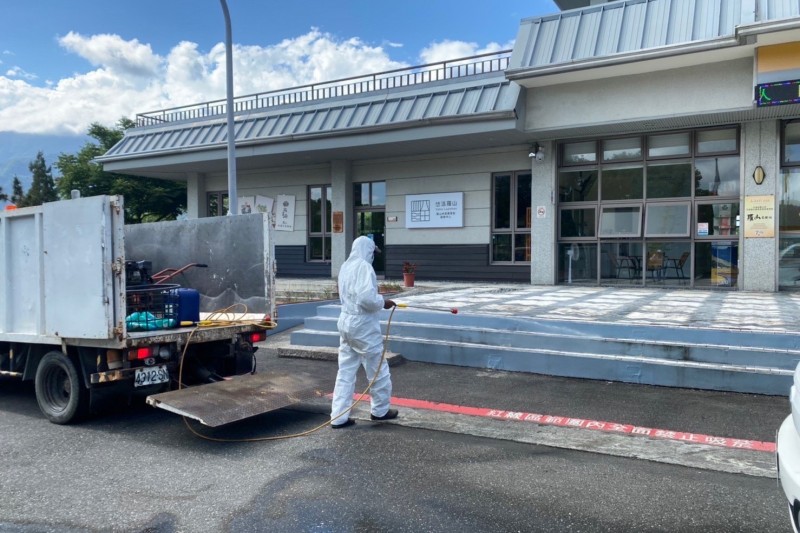 花蓮縣防疫消毒大隊全面強化公眾場域戶外環境消毒,防堵疫情擴散。(圖/花蓮縣政府環保局提供)
