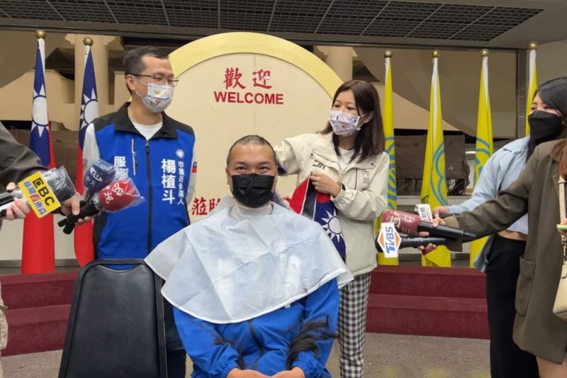 20220430-台北市議員羅智強(左)、游淑慧(右)30日上午替議員參選人楊植斗(中)「剃頭」。(取自羅智強臉書直播) 20220430-台北市議員羅智強(左)、游淑慧(右)30日上午替議員參選人楊植斗(中)「剃頭」。(取自羅智強臉書直播)