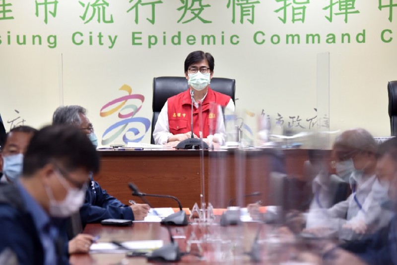 高雄市長陳其邁於防疫記者會上表示,目前全台確診已破2萬,各縣市確診增加速度偏快,代表疫情流行尚未達到高峰。(圖/高市府提供)
