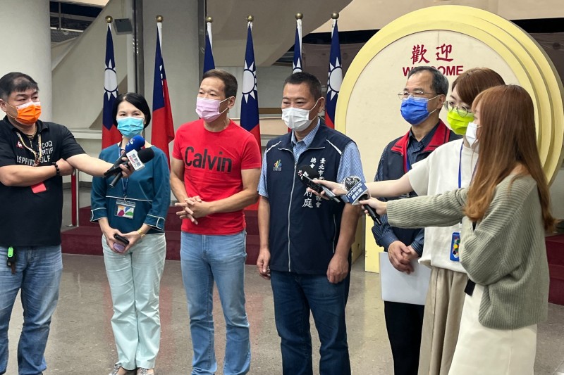 鍾小平議員,臺北市里長聯誼會總會長蘇府庭(中)呼籲市府儘快發放快篩劑 (圖/蘇府庭提供)