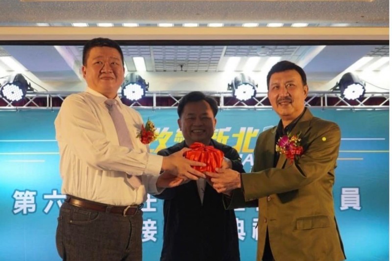 英系要角直言,黨內各系統本就對何博文(左)不滿,無意支持其連任,余天(右)現在退選,正國會擺明擺其他派系的道。(取自何博文臉書) 英系要角直言,黨內各系統本就對何博文(左)不滿,無意支持其連任,余天(右)現在退選,正國會擺明擺其他派系的道。(取自何博文臉書)