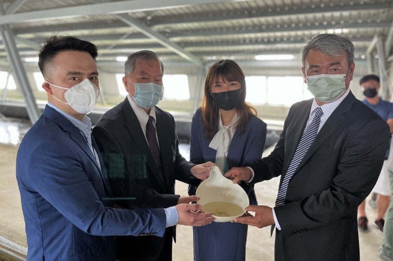 行政院副院長沈榮津率農委會、經濟部、能源局參訪雲豹能源在台南北門區的漁電共生場域。(圖/雲豹能源提供)