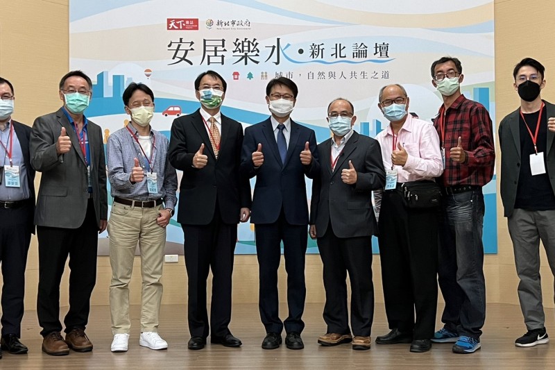 新北市政府今日舉辦「安居樂水x新北論壇」,副市長陳純敬(中)及與會來賓分享近年新北水利治水成果與經驗,盼接軌國際發展、讓新北市成為國際知名水岸城市。(圖/主辦單位提供)