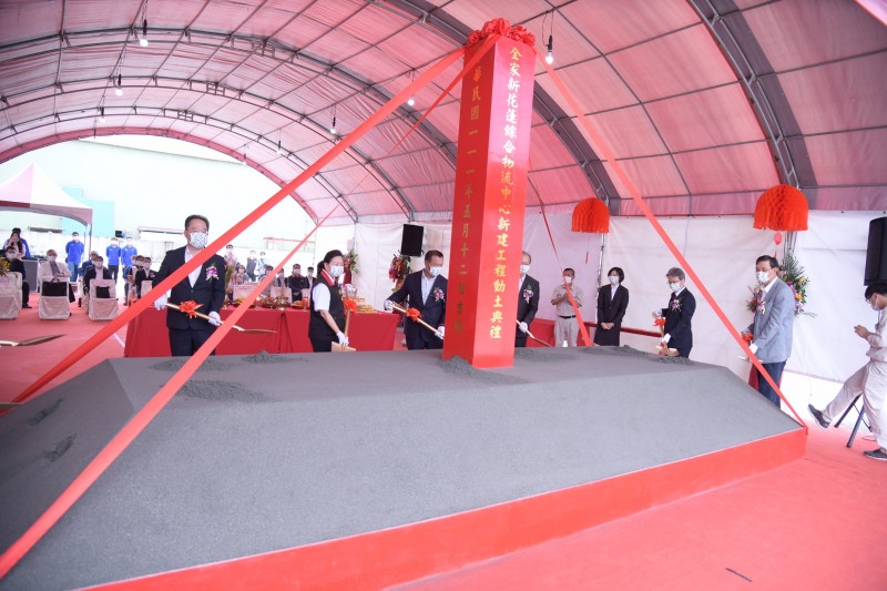 全家便利商店新花蓮綜合物流中心舉行動土典禮,縣長徐榛蔚前往祝福。(圖/花蓮縣政府新聞科提供)