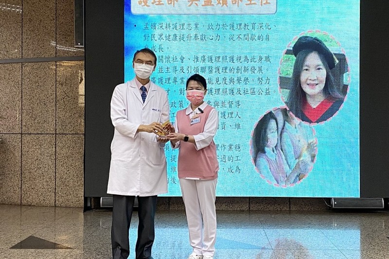 璩大成總院長頒發專業貢獻獎予護理部吳孟嬪主任。(圖/臺北市立聯合醫院提供)