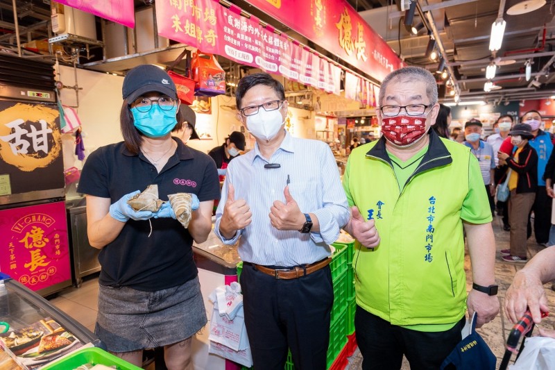 北市南門市場舉行「端午防疫送名粽」活動,民眾出示完成3劑疫苗的接種紀錄,即可獲得南門市場名粽一份。(圖/臺北市政府市場處提供)