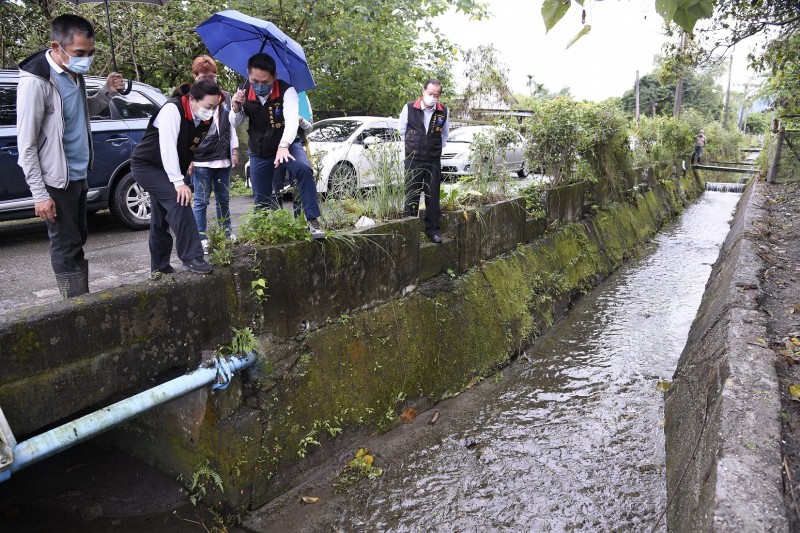 花蓮縣長徐榛蔚前往壽豐鄉進行會勘,整合在地村長意見提出改善方針。(圖/花蓮縣政府建設處提供)