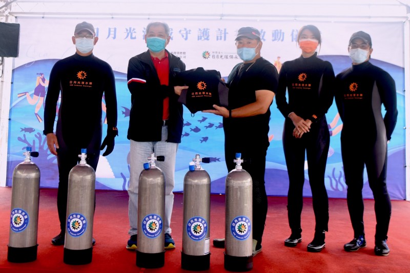 日月光環保永續基金會與東北角的合作夥伴水上玩家行攜手合作,龍洞灣公園總教練尹德成(右三)代表接受印有日月光字樣的防寒衣、氣瓶,為日後淨海增添更多助力。 (圖/財團法人日月光環保永續基金會提供)