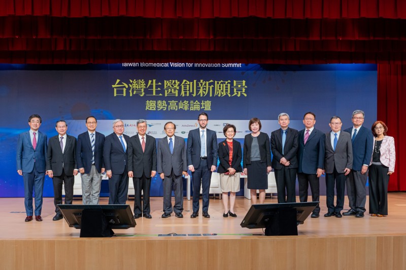 「借鏡國際新冠疫苗—台灣生醫創新願景 高峰論壇」,陳建仁前副總統、AZ台灣總裁Claudio Longo等多位生醫界重要人士出席合影。(圖/主辦單位提供)