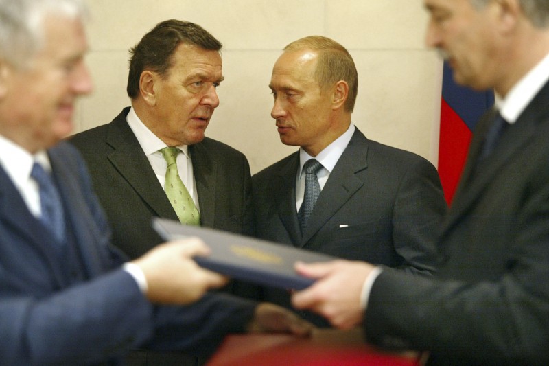 2003年,德國時任總理施洛德(Gerhard Schroeder)與俄羅斯總統普京(AP) 2003年,德國時任總理施洛德(Gerhard Schroeder)與俄羅斯總統普京(AP)