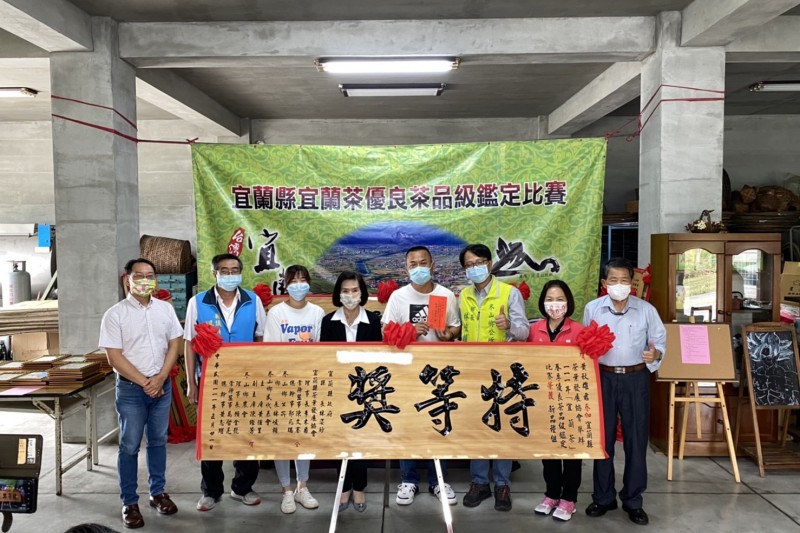 宜蘭縣長林姿妙祝賀黃姓茶農獲得111年宜蘭縣春茶品級鑑定比賽雙冠王。(圖/宜蘭縣政府農業處提供)
