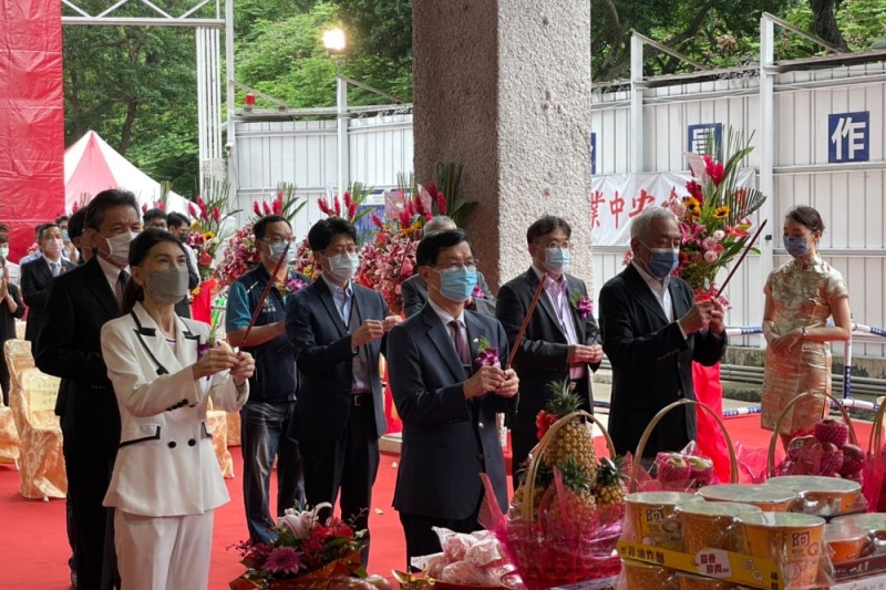 北市府推動都市更新,敦南安和公辦都市更新案於23日上午舉辦工程上樑典禮。 (圖/台北市政府都市發展局提供)
