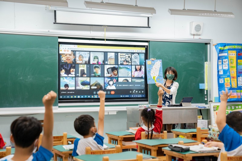 屏東縣府表示高中以下各級學校暫停實體上課,改採遠距視訊教學。(圖/屏東縣政府傳播暨國際事務處提供)