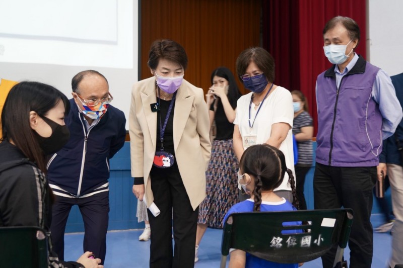 黃珊珊副市長及教育局曾燦金局長到臺北市銘傳國小,關心學童施打疫苗的情形。(圖/台北市政府教育局提供)