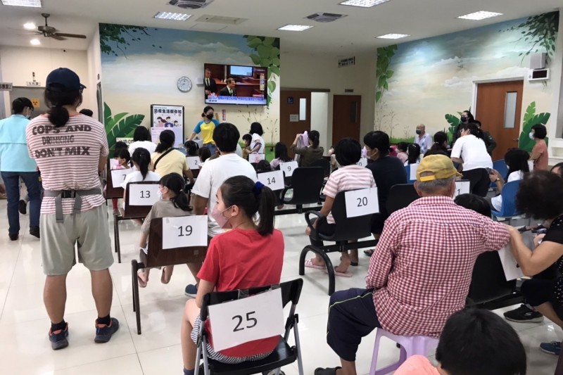 屏縣輝瑞兒童疫苗湧現施打人潮,縣府呼籲請家長切勿恐慌。(圖/屏東縣政府傳播暨國際事務處提供)