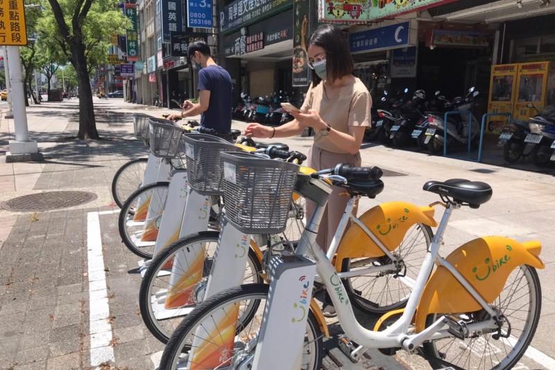 高市府推出每週五使用微笑單車2.0 APP掃碼租借,高雄YouBike2.0享前30分鐘免費優惠 。(圖/交通局提供)