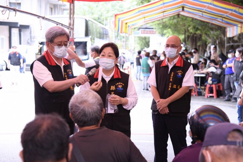 花蓮縣府發放生活物資,縣長徐榛蔚前往關切。(圖/花蓮縣政府社會處提供)