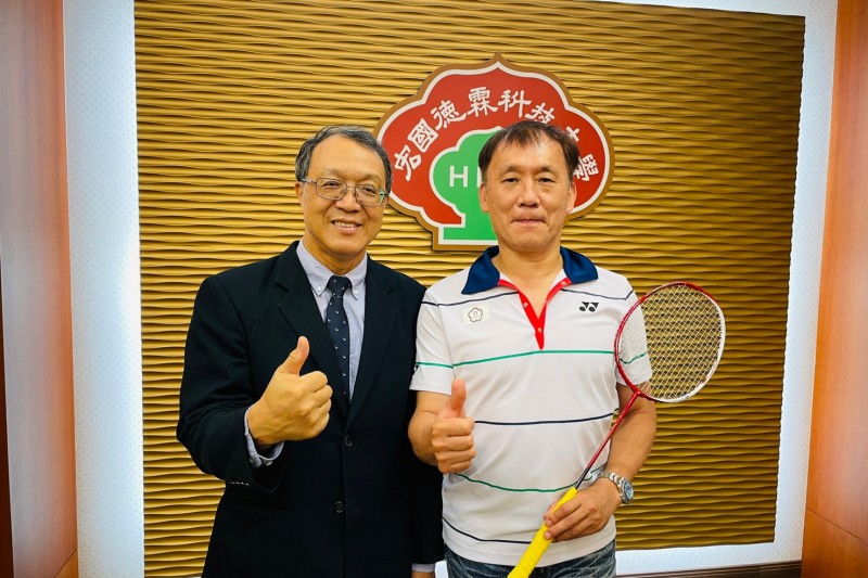 宏國德霖科大進修部企管系學生李峻淯(圖右),六十歲仍勤學並在校提倡體育興學,獲該校董事長獎,羅清水(圖左)校長實致名歸。(圖/宏國德霖科大提供)