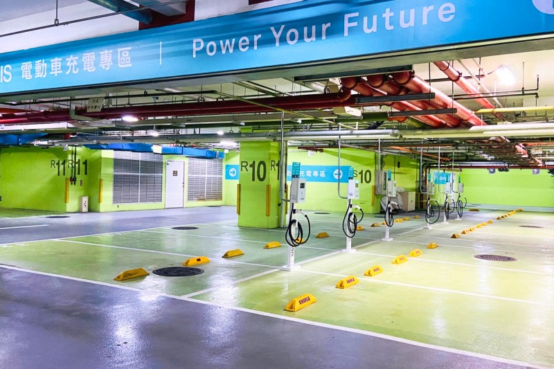EVOASIS打造南紡購物中心 成全台最大電動車友善充電百貨,規劃2022年底以前 全台建置30座超級充電站。(圖/EVOASIS提供)