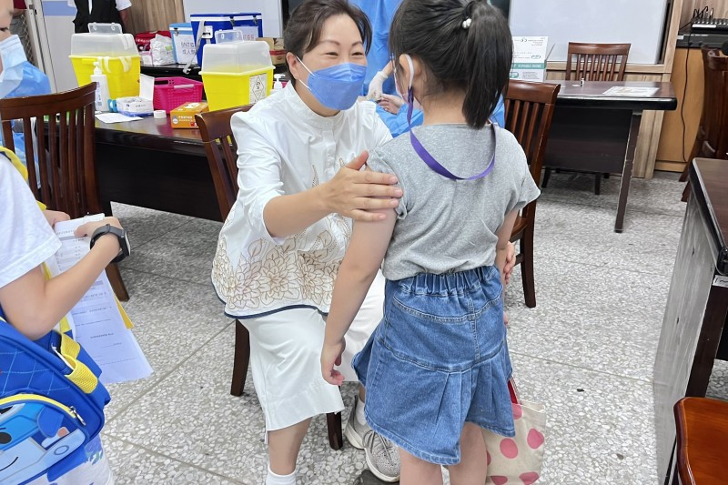 花蓮縣長徐榛蔚前往關心兒童疫苗施打情形。(圖/花蓮縣政府衛生局提供)