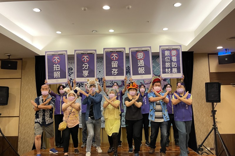 「3不2要」守則-不拍照、不分享、不留存,以及要通報、要看防暴數位教材。(圖/台中市政府)