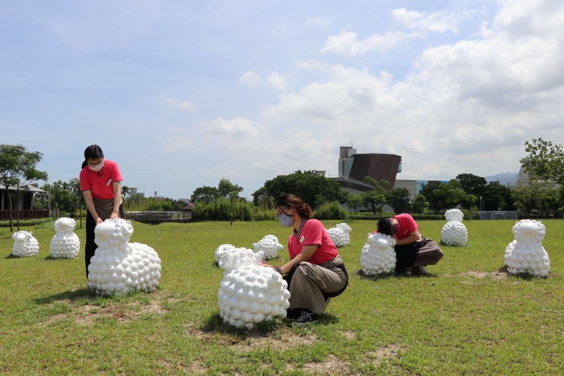 十三行博物館與知名藝術家蔡坤霖合作，將藝術品《詩步領羊》放置於八里平原，營造出有如西歐農場般的氛圍。(圖/新北市文化局提供)