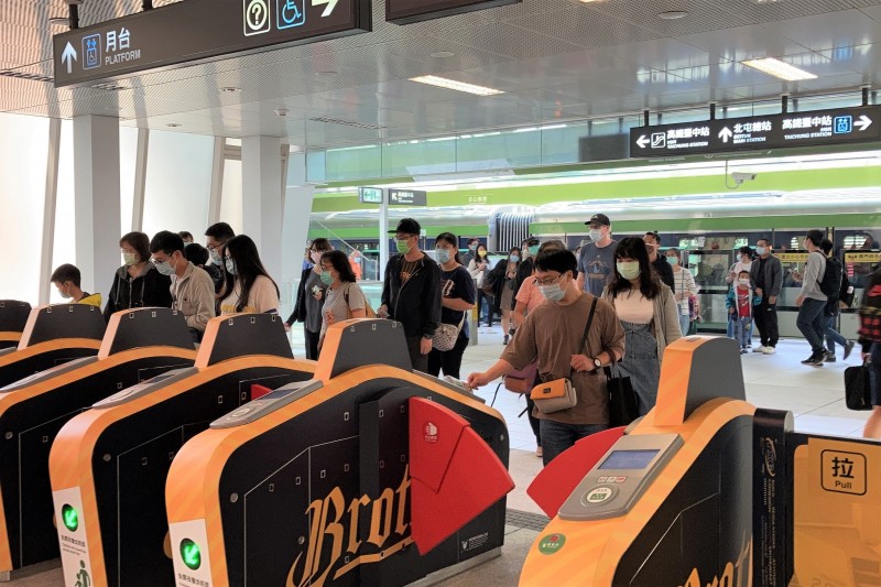 7月1日至9月30日持電子票證搭乘台中捷運即享79折優惠。(圖/台中市政府)