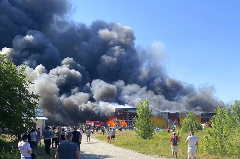 2022年6月27日,俄羅斯以飛彈攻擊烏克蘭中部城市克列緬丘格(Kremenchuk)一間擠滿人潮的購物中心,造成嚴重傷亡。(美聯社) 2022年6月27日,俄羅斯以飛彈攻擊烏克蘭中部城市克列緬丘格(Kremenchuk)一間擠滿人潮的購物中心,造成嚴重傷亡。(美聯社)