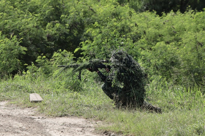 20220629-陸軍臉書29日披露所屬裝甲542旅日前實施聯勇操演情形。圖為身著吉利服（偽裝服）、手持T93K1狙擊槍的狙擊手。（取自中華民國陸軍臉書）